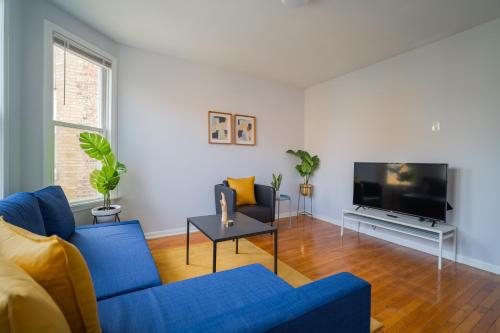 Fun and Stylish 3BR in Logan Square! - image 3
