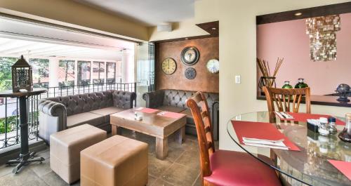 Паб/Коктейль-бар, La Riviera Hotel in Ередіа