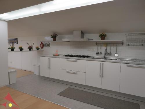 кухня, CASAVELLINO: il tuo spazio moderno in centro in Авелліно
