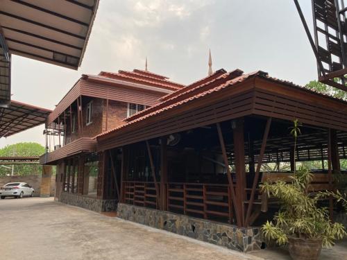 Exterior view, Phunumfha Hotel in Chum Phae