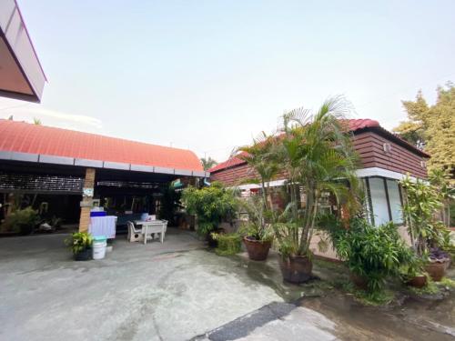 Exterior view, Phunumfha Hotel in Chum Phae