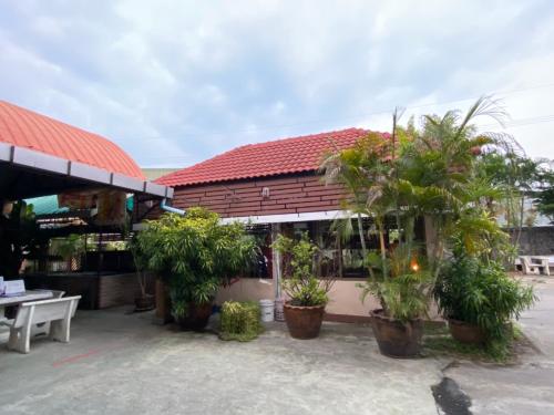 Exterior view, Phunumfha Hotel in Chum Phae