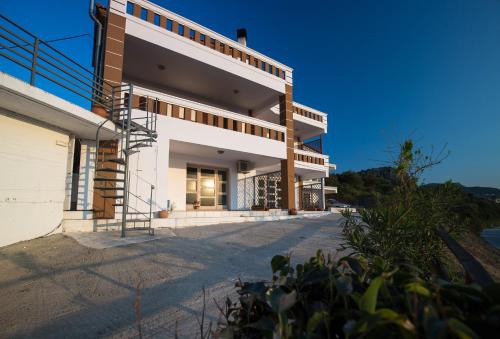  Ben´s Homes in Nopíyia