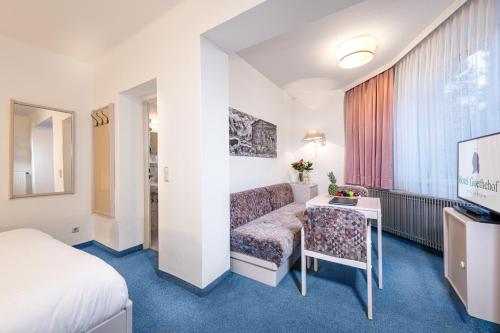 2 twin beds, 1 sofa bed