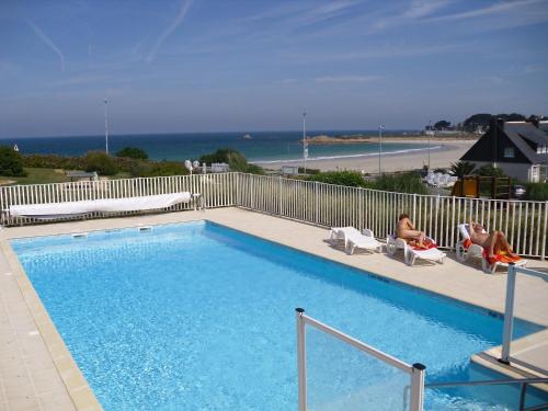 Rez de jardin avec piscine, vue directe sur la plage à 40 m