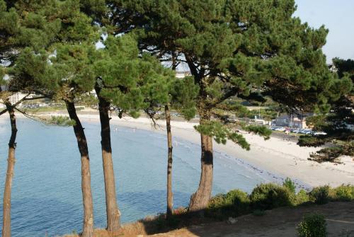 Rez de jardin avec piscine, vue directe sur la plage à 40 m