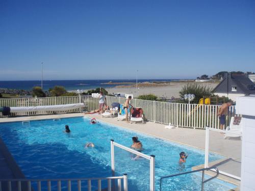 Rez de jardin avec piscine, vue directe sur la plage à 40 m