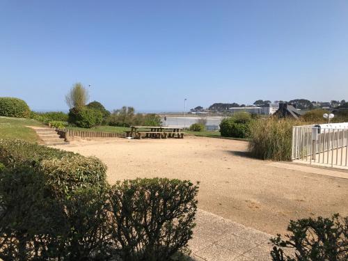 Rez de jardin avec piscine, vue directe sur la plage à 40 m