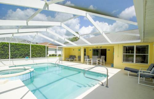 Beautiful & Sunny Pool Home with Golf View home in Hernando (FL)