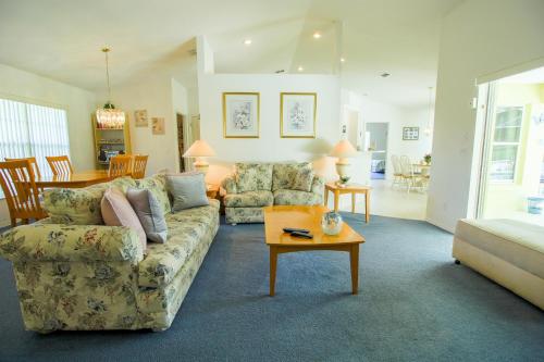 Beautiful & Sunny Pool Home with Golf View home - main image