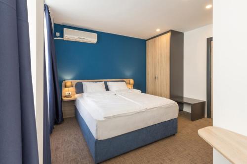 King Room with Balcony image 10