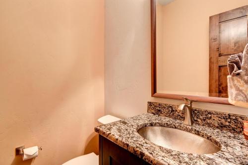 Stunning Mountain Home! Downtown! - image 5