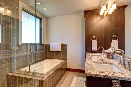 Stunning Mountain Home! Downtown! - image 10