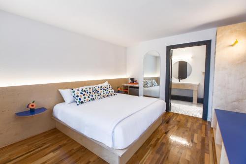 The Iris Motel - image 7