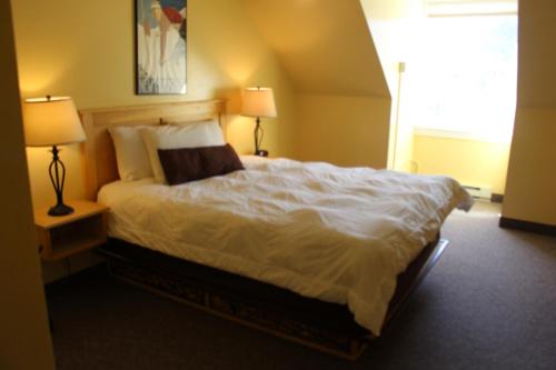 Town Square Condominiums - image 5
