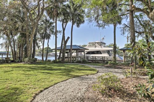 Waterfront Astor Studio Cabin with Private Boat Dock - image 5