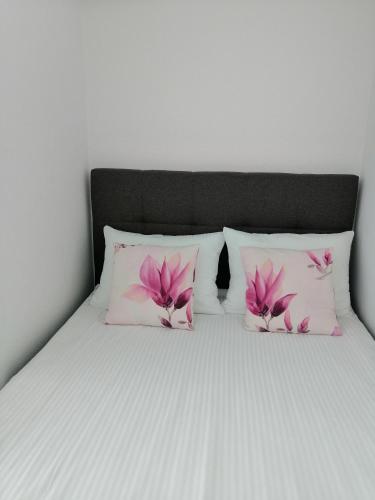 1 double bed, 1 twin bed