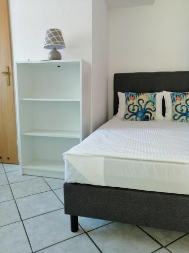 1 double bed, 1 twin bed