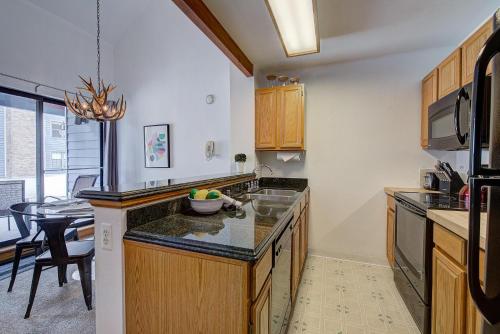 Ski-in Downtown Breckenridge Condo with Amenities! - image 8