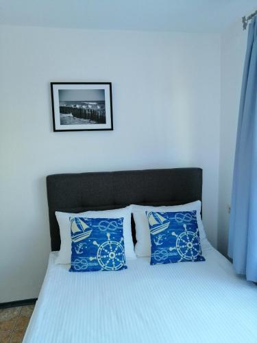 1 double bed, 2 twin beds
