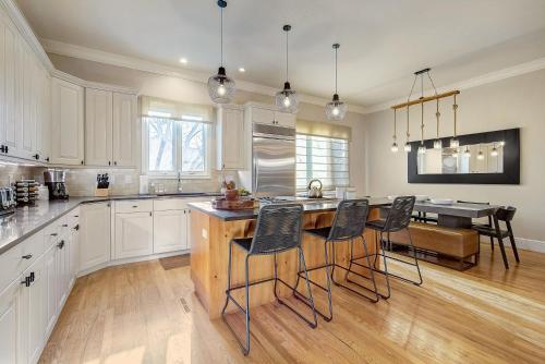 Luxe Family Getaway Pool Table & Arcade Sleeps 12