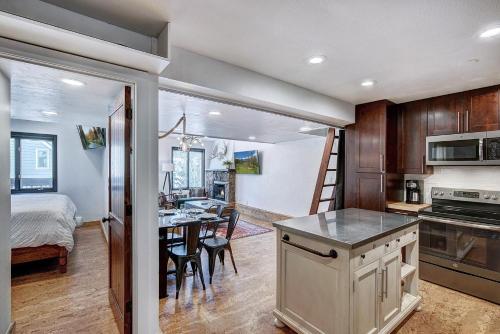 Stunning New Copper Condo Next to Ski Lifts - image 3