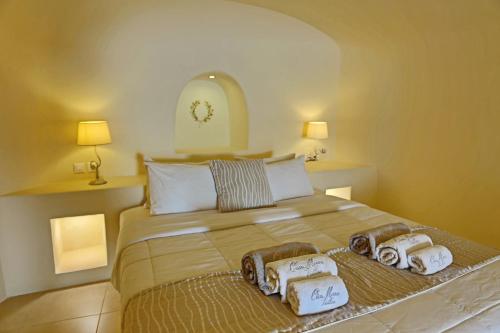 Honeymoon Cave Suite with Caldera View image 10