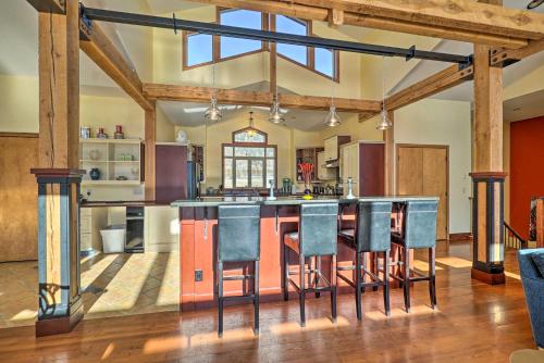 Country Villa on Kalamalka Lake with Pool! in Oyama, Canada