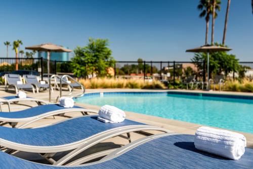 游泳池, 聖安娜-奧蘭治縣智選假日套房酒店 (Holiday Inn Express & Suites Santa Ana - Orange County) in 聖塔安那 (CA)