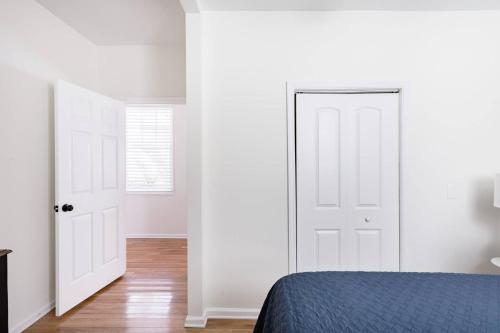 Soak up the Light at a Chic Duplex 6 Blocks From King Street - image 8