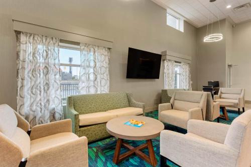 Days Inn & Suites by Wyndham Bowling Green - image 8