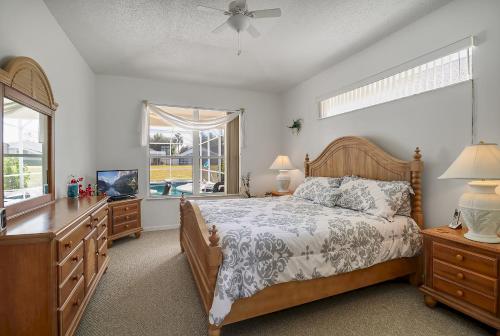 Grand Deluxe 4BD Pool Home near Disney & Universal - image 4