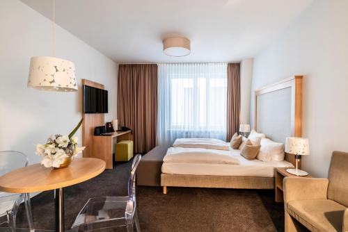 One-Bedroom Suite with Sofa Bed image 8