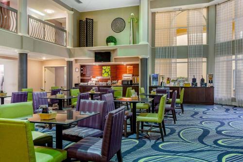餐飲選擇, 羅利達勒姆機場溫德姆拉昆塔套房酒店 (La Quinta Inn & Suites by Wyndham Raleigh Durham Airport) in 莫里斯維爾 (NC)