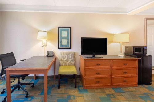 La Quinta by Wyndham Ft. Lauderdale Plantation - image 4