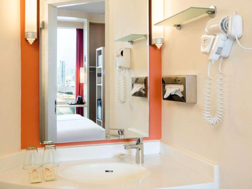 Hotel ibis Hong Kong Central and Sheung Wan