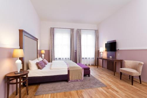 One-Bedroom Suite with Sofa Bed room in Aparthotel Am Schloss