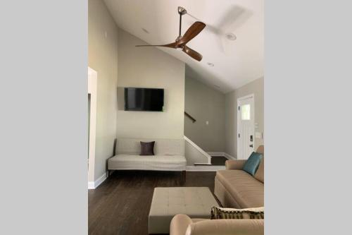 Modern Home:3 Bedroom;2.5 Bath Near M-Benz Stadium in Egyéb