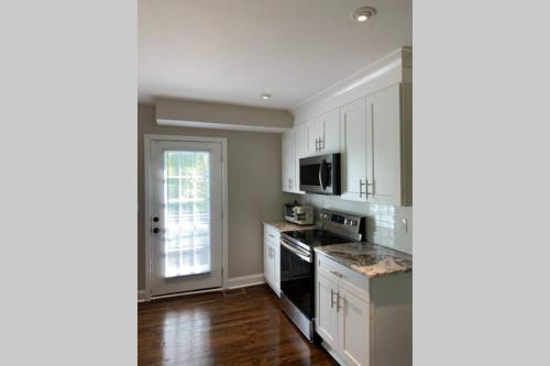 Konyha, Modern Home:3 Bedroom;2.5 Bath Near M-Benz Stadium in Egyéb