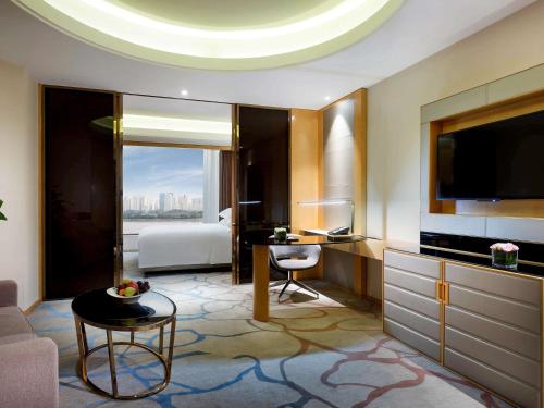 Deluxe King Suite with River View 