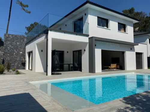 Villa avec sa piscine chauffée, Plage à pieds, Golf, Surf, Thalassothérapie... gîte à louer La Négresse