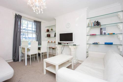 Bright 1 Bedroom Property Close To Tube And Whittington Hospital, , London