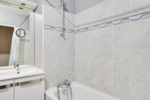 Bathroom, Chic apart with terrace and parking in Orly
