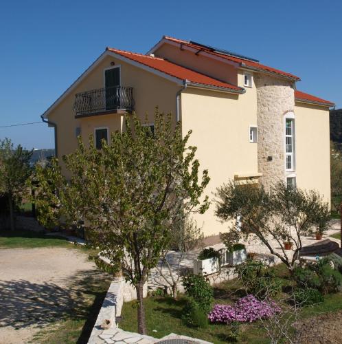  Apartments Batistić in Supetarska Draga