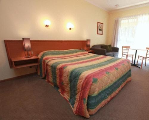 1 queen bed, 2 twin beds