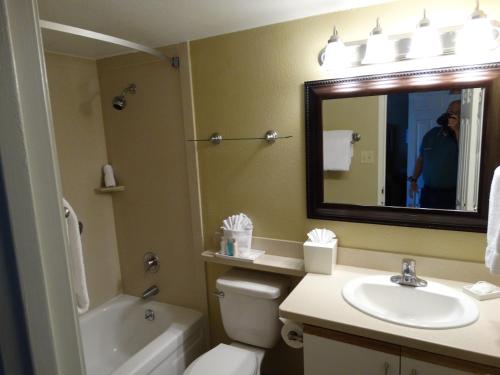 Suites at Jockey Club (No Resort Fee), Лас-Вегас (фото 3)