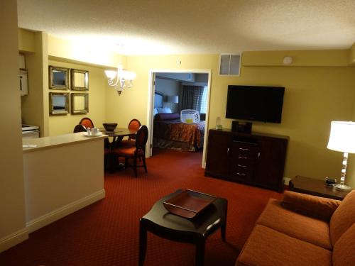 Suites at Jockey Club (No Resort Fee), Лас-Вегас (фото 8)