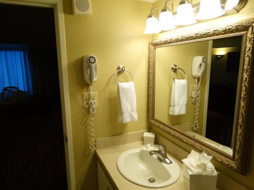 Suites at Jockey Club (No Resort Fee), Лас-Вегас (фото 10)