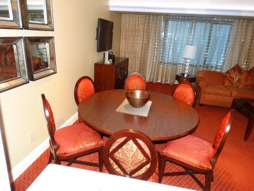 Suites at Jockey Club (No Resort Fee) - image 3