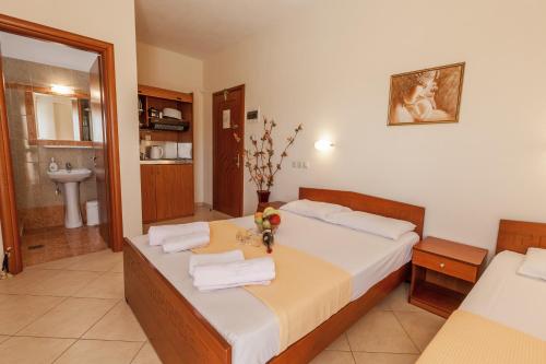 1 double bed, 1 twin bed